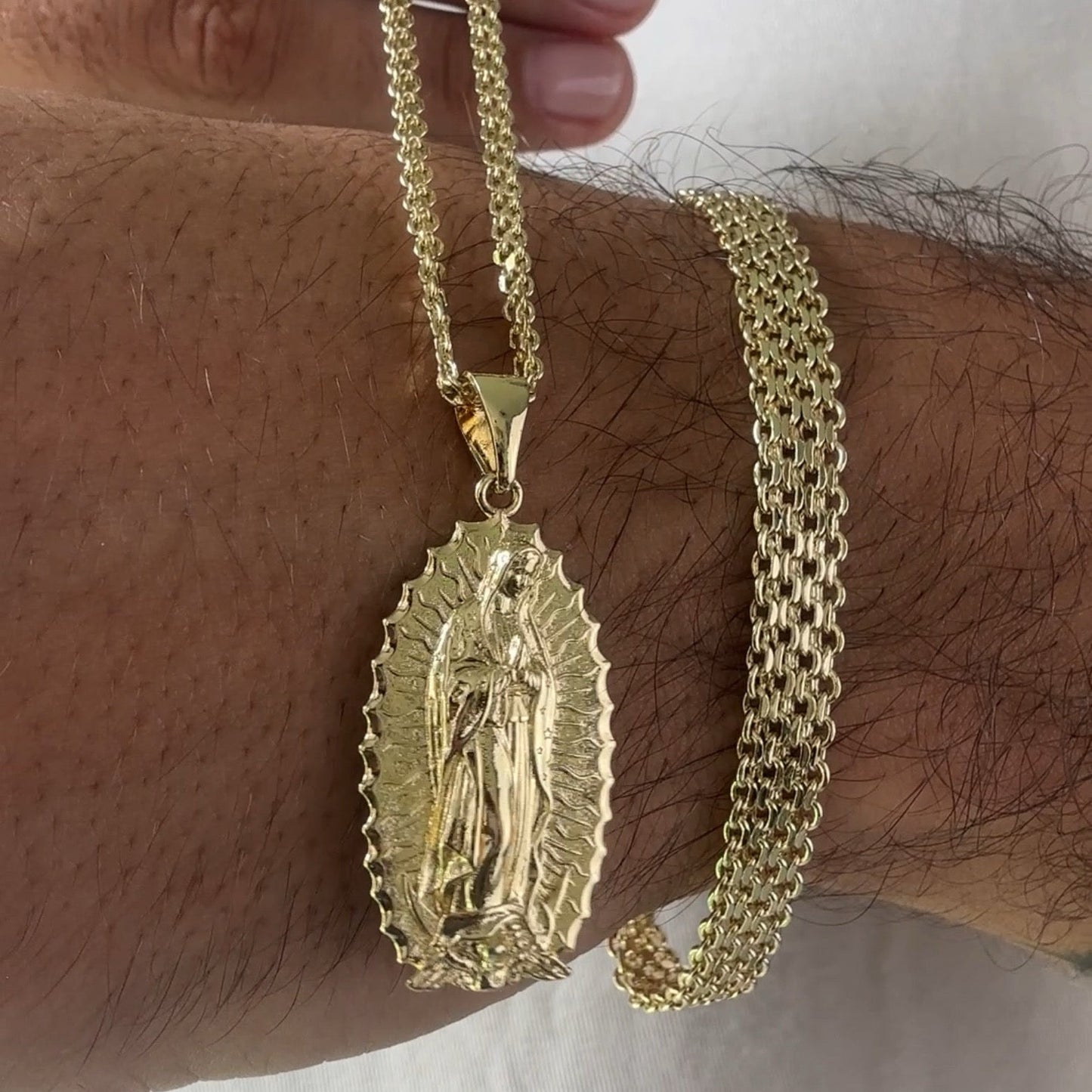 Cadena China 65cm + Dije Virgen + Pulsera Gratis